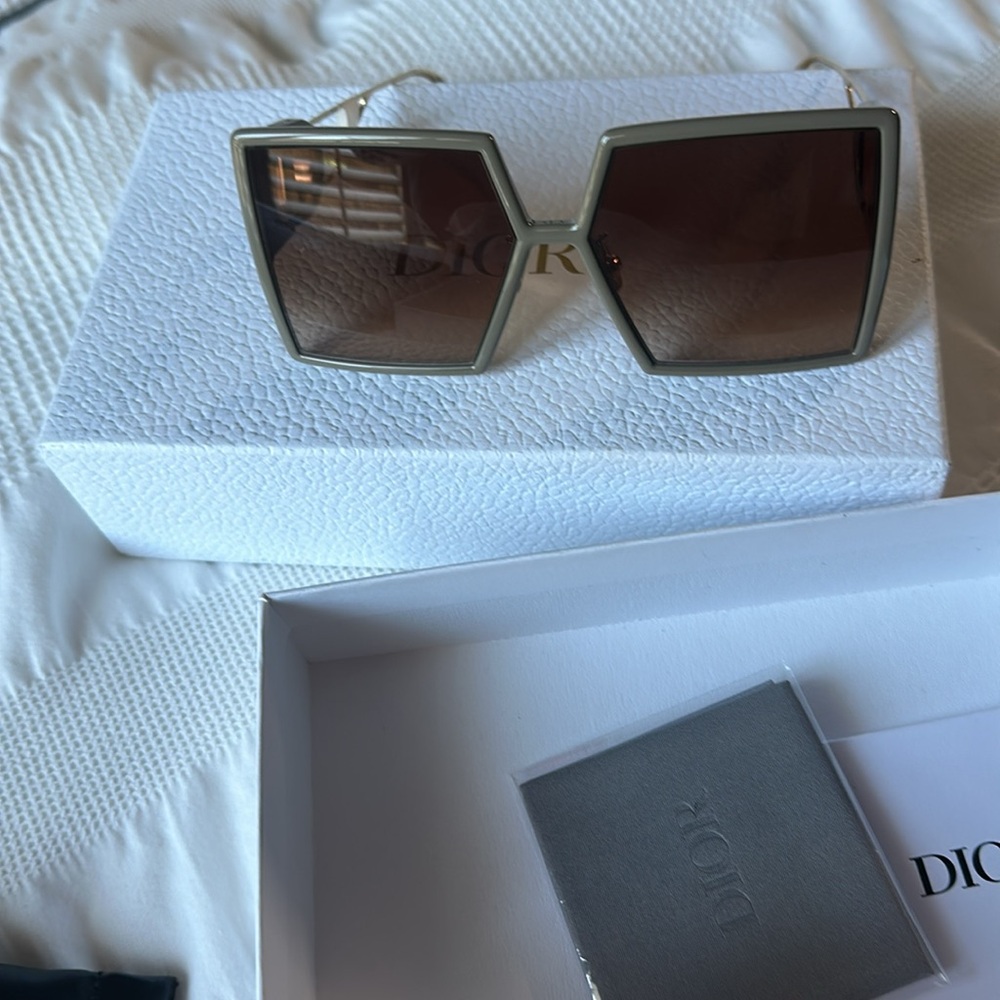 Brand new Dior sunglasses 30Montaigne SU
Oversized taupe Square Sunglasses